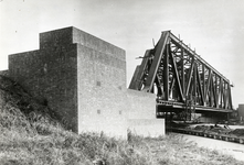 169104 Gezicht op het spoorviaduct over de Muiderstraatweg te Diemen.